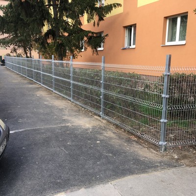 nainstalovaný plot ještě bez zkrácených sloupků